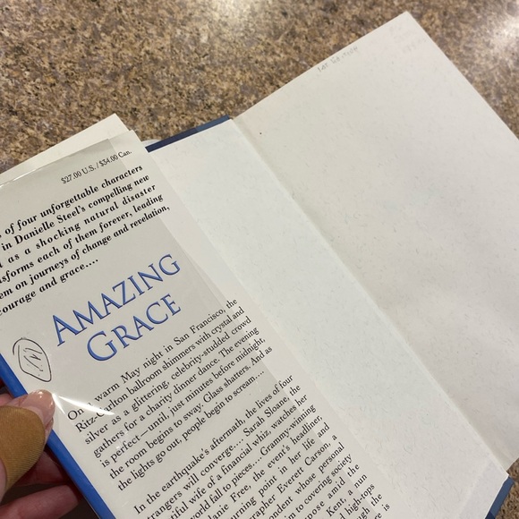 2 Danielle Steel Hardcover Books Forever Friends & Amazing Grace - Picture 17 of 17